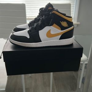 Air Jordan 1 mid (grade-school) size 6